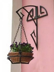 Фотография товара Кованая цветочница с подвесной корзиной