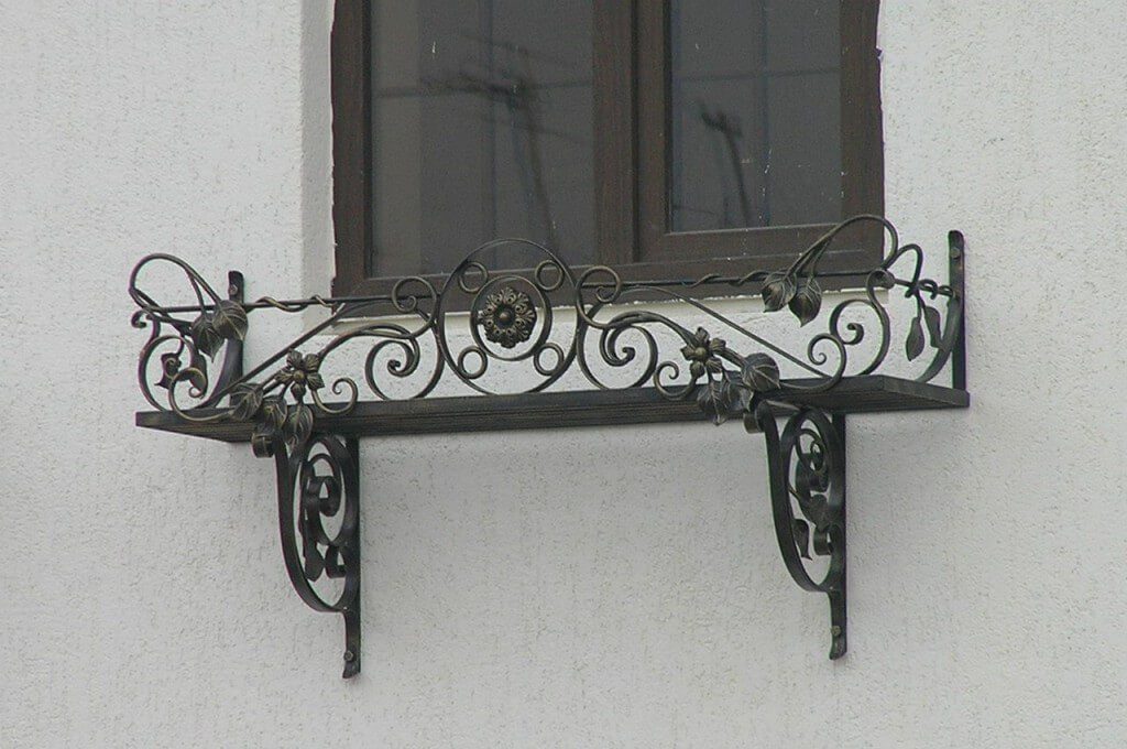 Фотография товара Кованая цветочница под окно с кронштейнами
