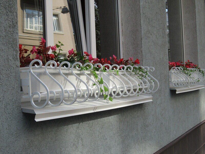 Фотография товара Кованая белая цветочница на подоконник