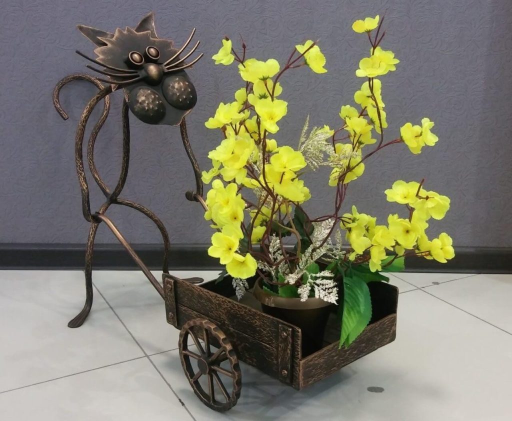 Фотография товара Кованая напольная цветочница для дома Кот с тележкой