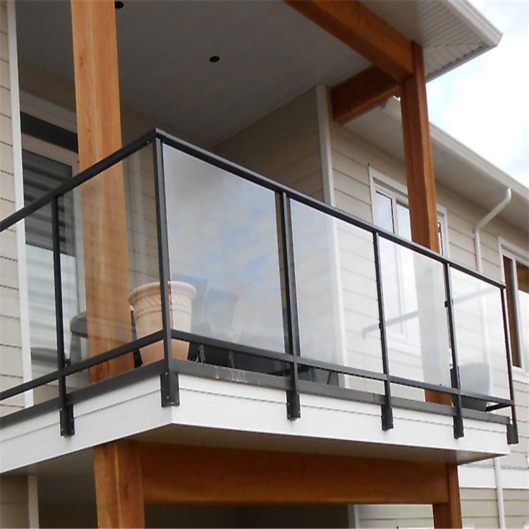 Фотография товара П-образные стеклянные перила на балкон