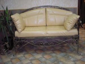 Фотография товара Кованый диван с орнаментом в прихожую
