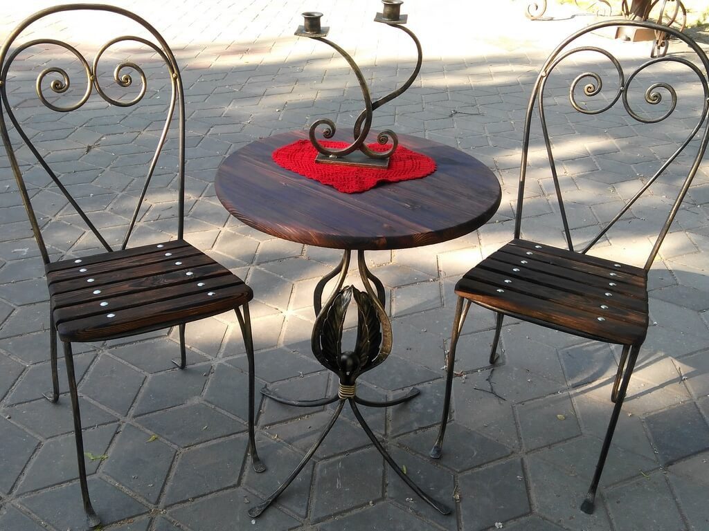 Фотография товара Кованый комплект из круглого стола с деревянной столешницей и 2 стульев с деревом