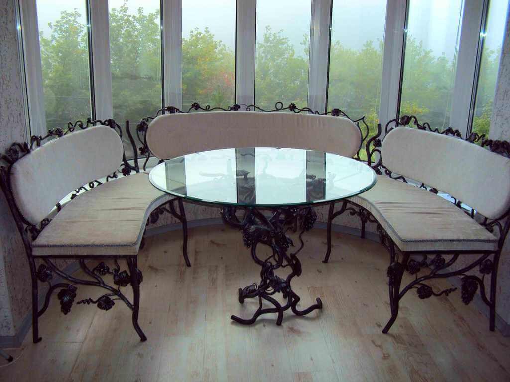 Фотография товара Кованый комплект из круглого стола со стеклянной столешницей и и полукруглой лавки с мягкой обивкой