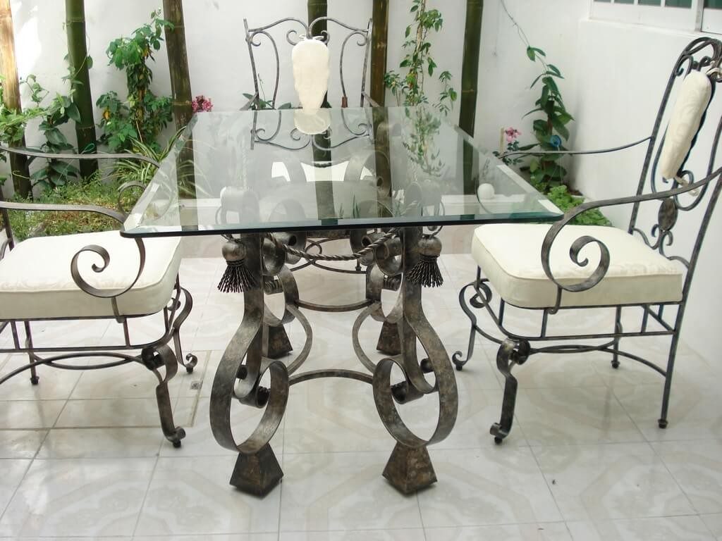 Фотография товара Кованый комплект из квадратного стола со стеклянной столешницей, украшенного кисточками и узорами и 3 стульев с мягкой обивкой