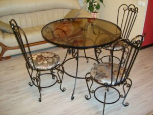 Фотография товара Кованый комплект из круглого стола cо стеклянной столешницей и 3 стульев с мягкой тканевой обивкой