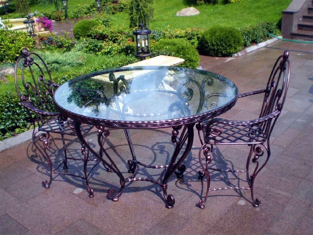 Фотография товара Кованый комплект для сада из овального стола со стеклянной столешницей и 2 стульев украшенный витыми элементами
