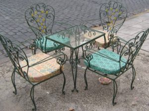 Фотография товара Кованый комплект для сада из прямоугольного стола со стеклянной столешницей и 4 стульев украшенных цветами