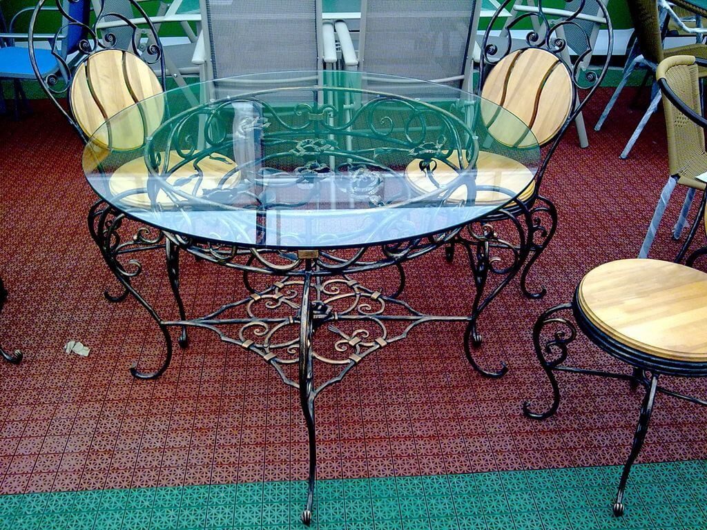 Фотография товара Кованый комплект для сада из 3 стульев с деревом и круглого обеденного стола со стеклянной столешницей