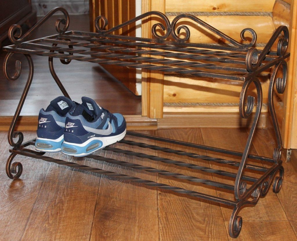 Фотография товара Кованая обувница в прихожую с завитками и витыми прутьями