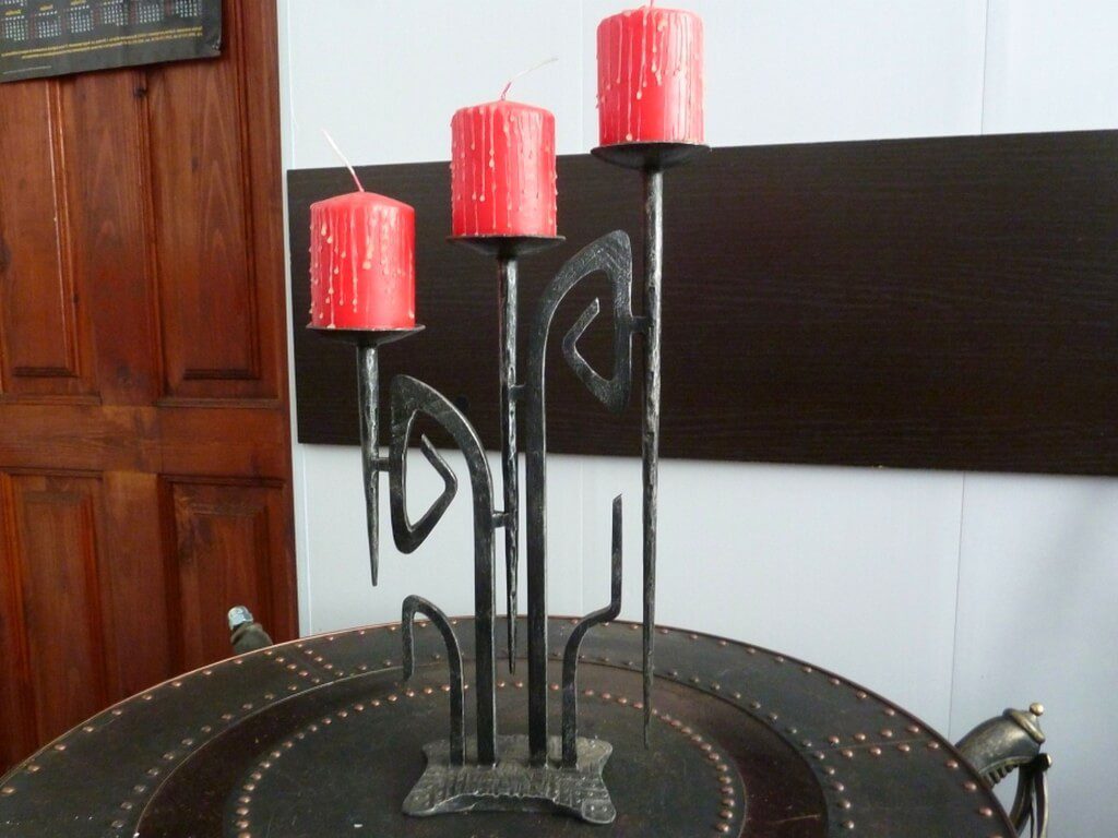 Фотография товара Кованый фигурный подсвечник в виде факелов на 3 свечи