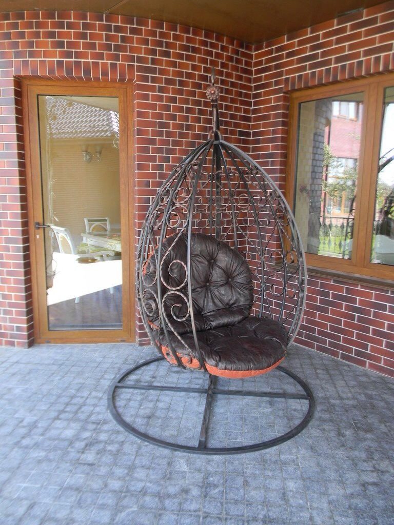 Фотография товара Кованое садовое подвесное кресло с витыми прутьями и узорами