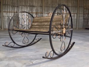 Фотография товара Кованое кресло качалка на колесах с широкой скамьей