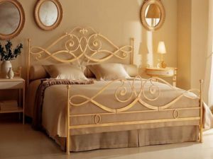 Фотография товара Кованая двуспальная кровать с узорами и овалами