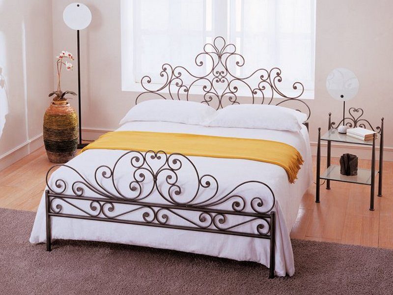 Фотография товара Кованая двуспальная кровать с завитками и сердечками