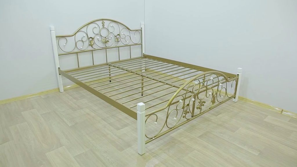 Фотография товара Каркас кровати из ковки с узорами и листьями