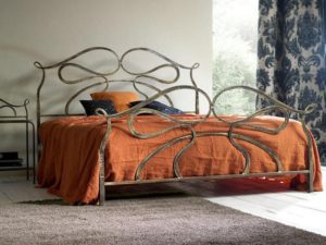 Фотография товара Двуспальная кровать из ковки с узорами