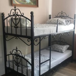 Фотография товара Кованая двухъярусная кровать с орнаментом и пиками