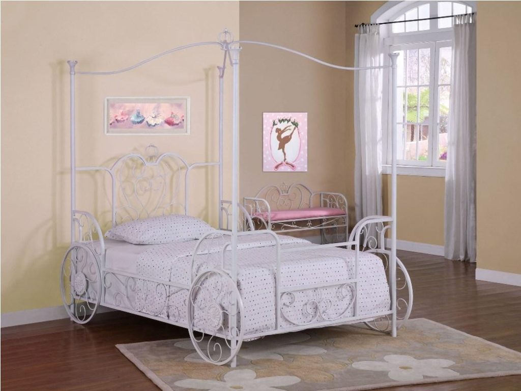 Фотография товара Кованая детская кровать в виде кареты с завитками