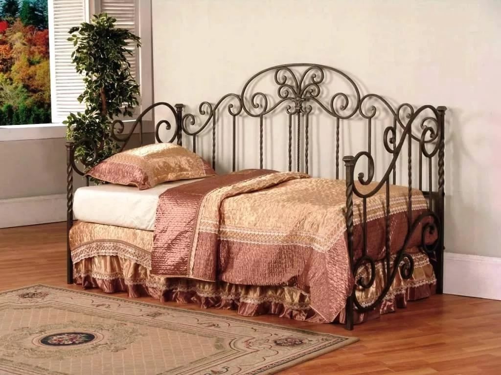 Фотография товара Кованая детская кровать с орнаментом и витыми прутьями