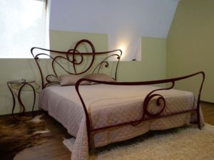 Фотография товара Кованая двуспальная кровать с узором нотой