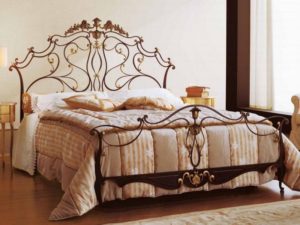 Фотография товара Кованая двуспальная кровать с цветами и фонарем