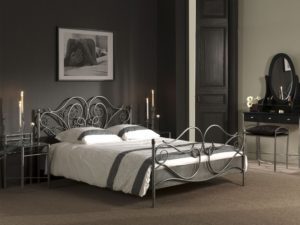 Фотография товара Кованая двуспальная кровать с завитками и изгибами