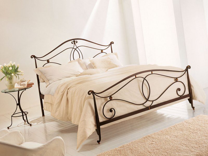 Фотография товара Кованая двуспальная кровать с узорами и цветами