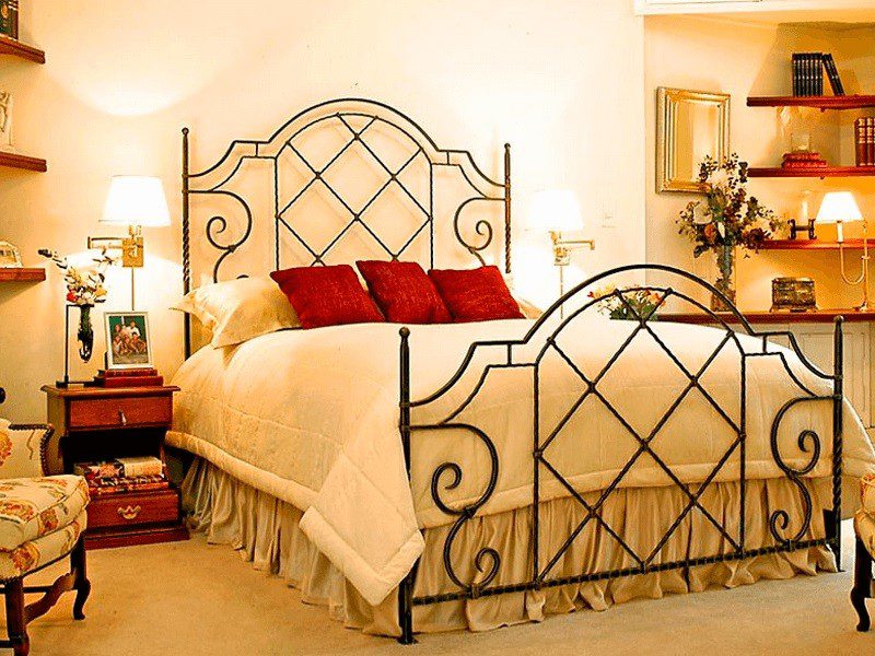 Фотография товара Кованая двуспальная кровать с витражным окном