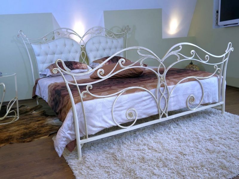 Фотография товара Кованая двуспальная кровать с узорами крыльями