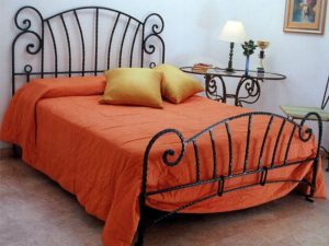 Фотография товара Кованая двуспальная кровать с витыми прутьями