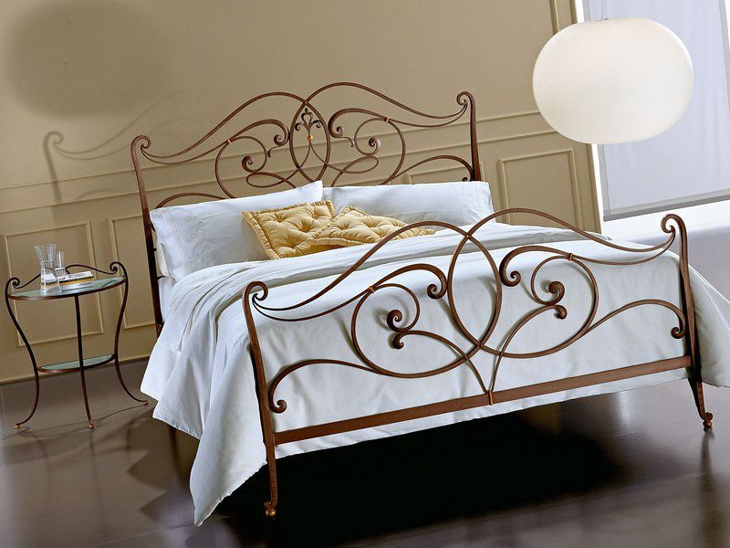Фотография товара Кованая двуспальная кровать с фигурными узорами