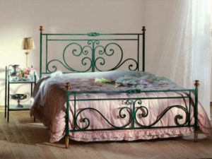 Фотография товара Кованая двуспальная кровать с еловыми ветками
