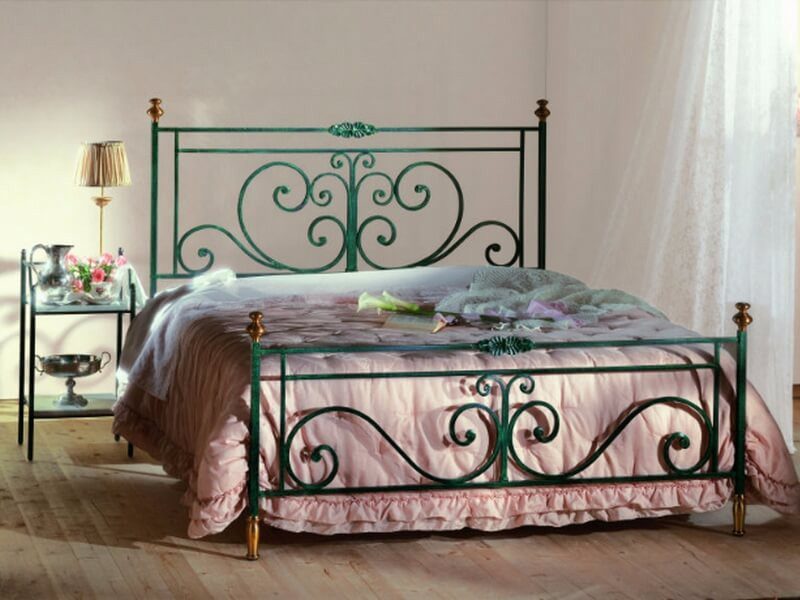 Фотография товара Кованая двуспальная кровать с еловыми ветками