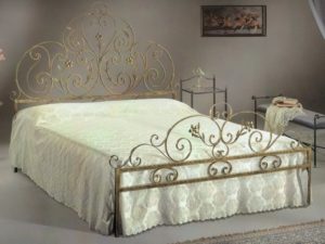 Фотография товара Кованая двуспальная кровать с букетами