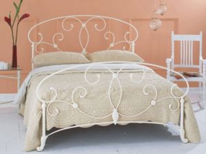 Фотография товара Кованая двуспальная кровать с цветами и кувшином