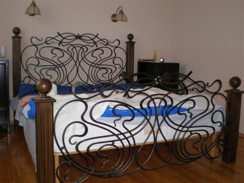 Фотография товара Кованая кровать с цветком и узорами