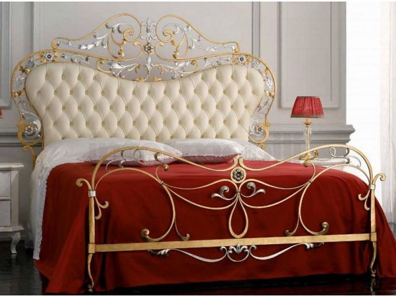 Фотография товара Кованая кровать с букетом и орнаментом
