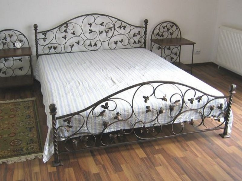 Фотография товара Кованая кровать с завитками с листьями