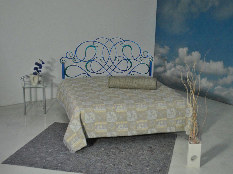 Фотография товара Кованая кровать без бортика с узорами