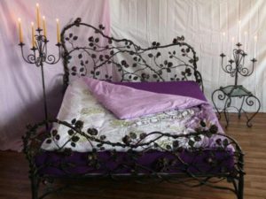 Фотография товара Кованая кровать с лозой и листьями