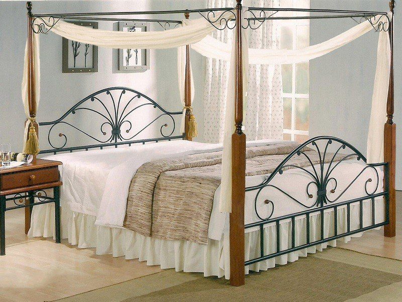 Фотография товара Кованая кровать с букетом и балдахином