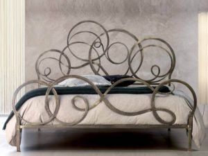 Фотография товара Кованая кровать с узорным кружевом