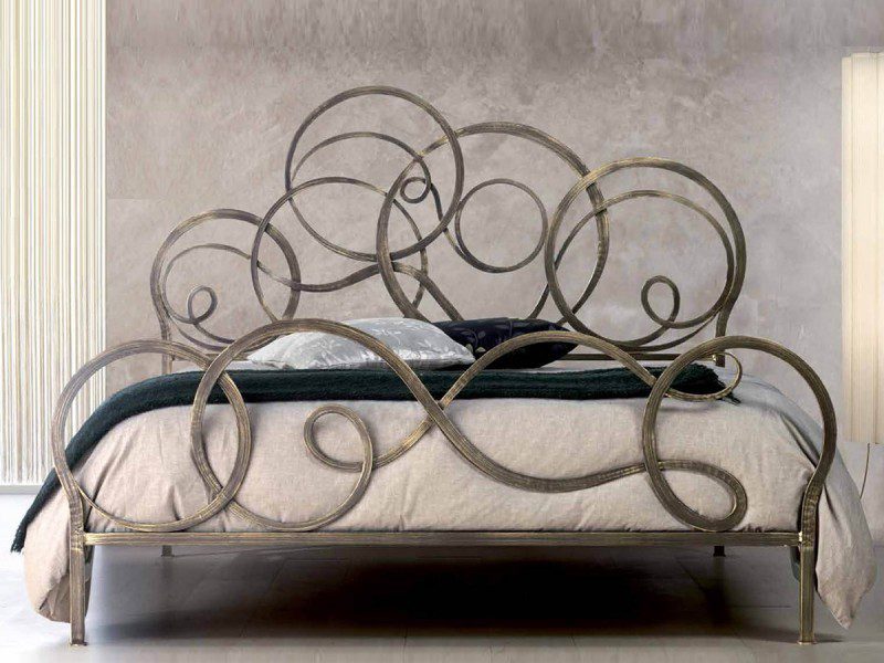 Фотография товара Кованая кровать с узорным кружевом