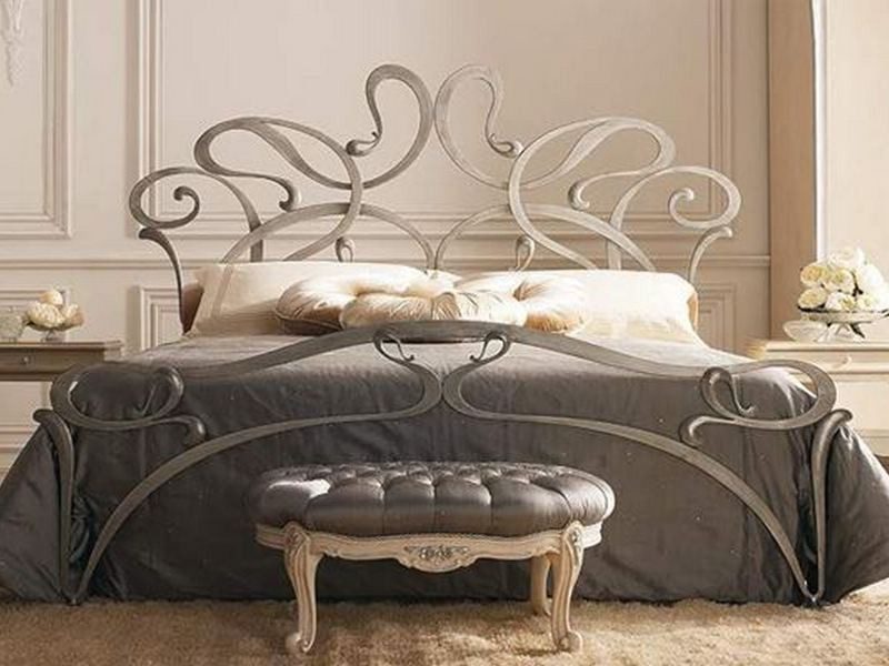 Фотография товара Кованая кровать с фигурным узором
