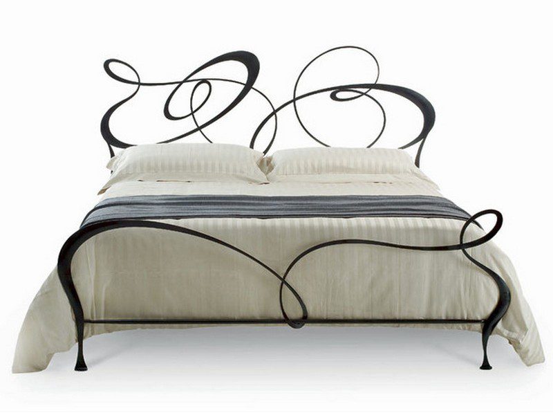 Фотография товара Кованая кровать с асимметрией узора