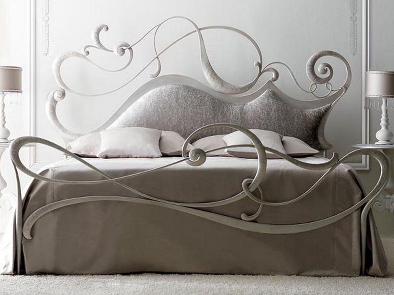 Фотография товара Кованая двуспальная кровать с узорами рыбками