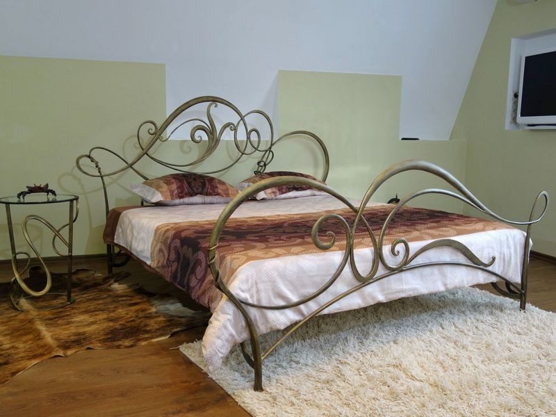 Фотография товара Кованая двуспальная кровать с асимметричным узором