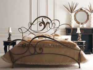 Фотография товара Кованая кровать с цветком и спиралью