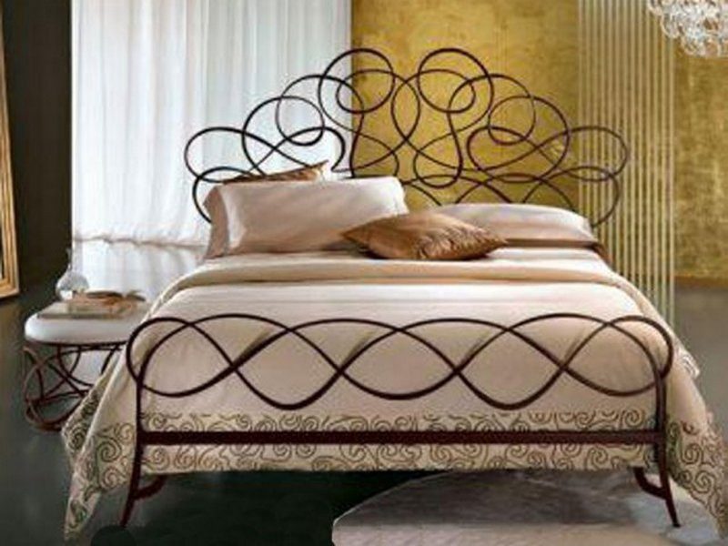 Фотография товара Кованая кровать с узорами и орнаментом